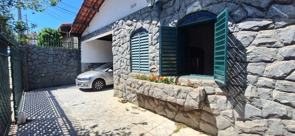 Casa à venda com 3 quartos, 185m² - Foto 1