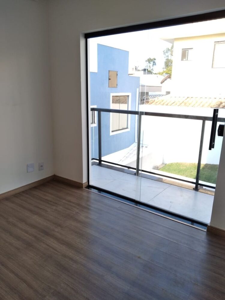 Casa à venda com 3 quartos, 100m² - Foto 1