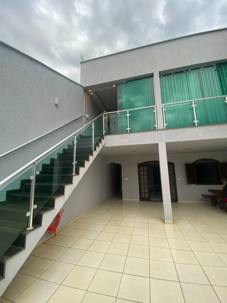 Casa, 6 quartos, 220 m² - Foto 1