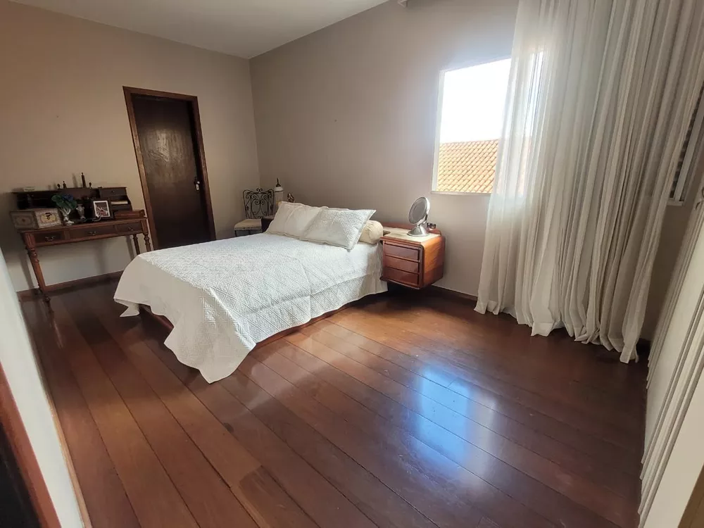 Casa à venda com 5 quartos, 367m² - Foto 14