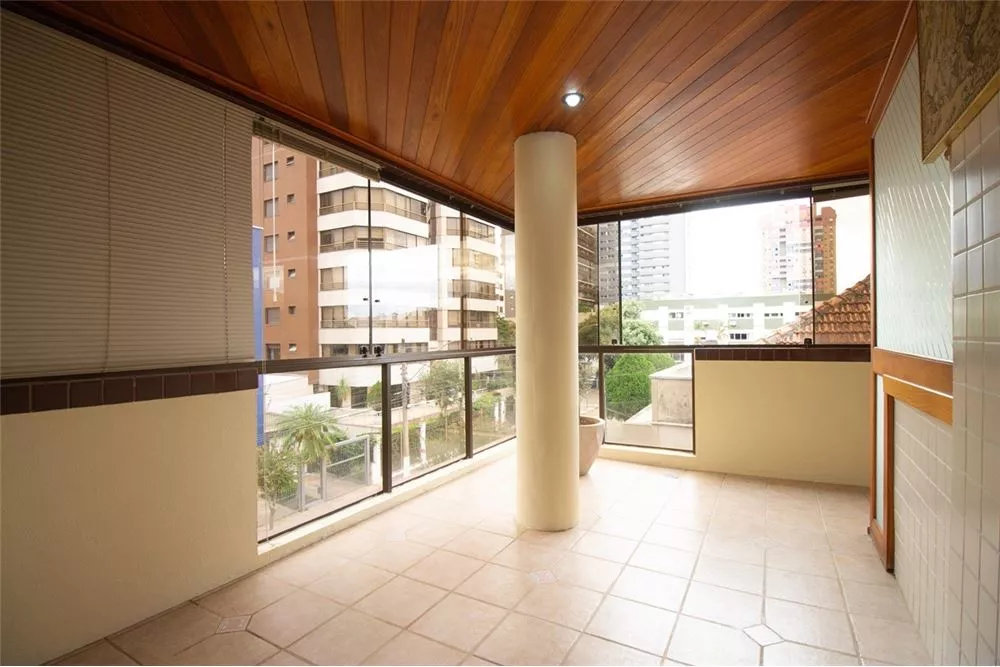 Apartamento à venda com 3 quartos, 212m² - Foto 10