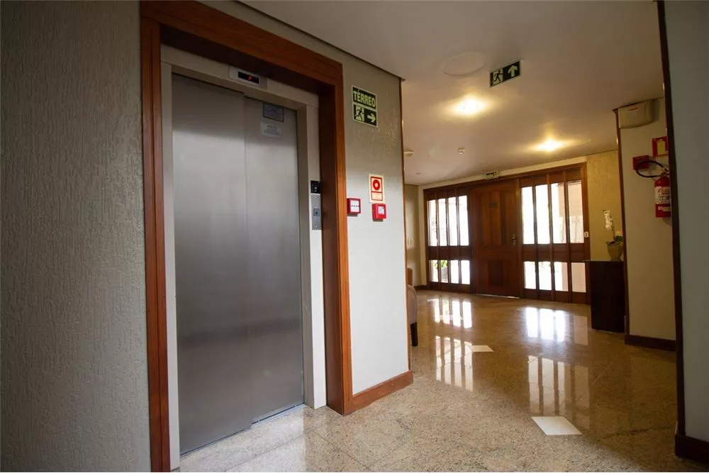 Apartamento à venda com 3 quartos, 212m² - Foto 2