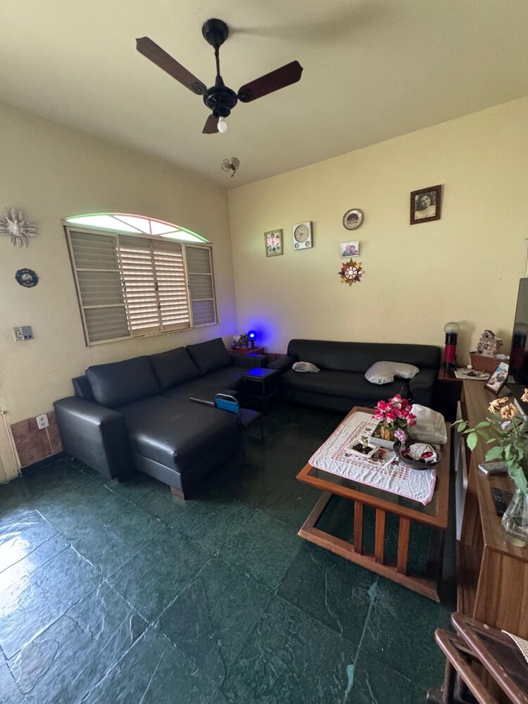 Casa à venda com 3 quartos, 114m² - Foto 1