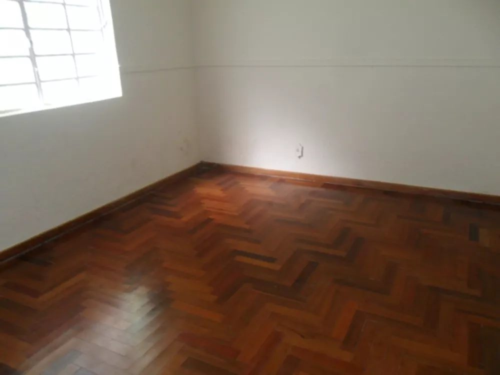 Casa à venda com 4 quartos, 208m² - Foto 2