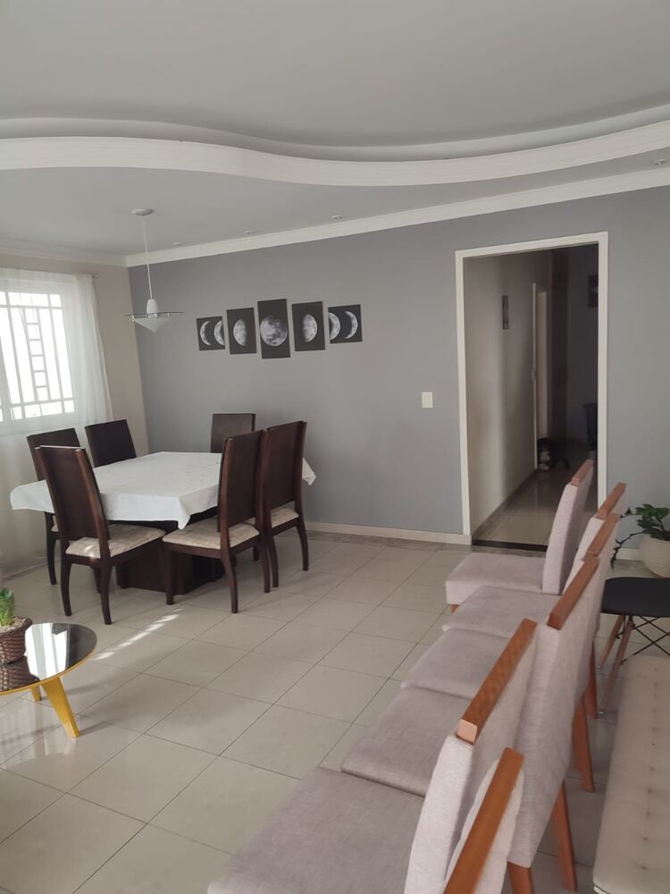 Casa à venda com 8 quartos, 300m² - Foto 1