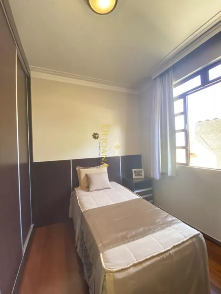 Casa à venda com 4 quartos, 560m² - Foto 2