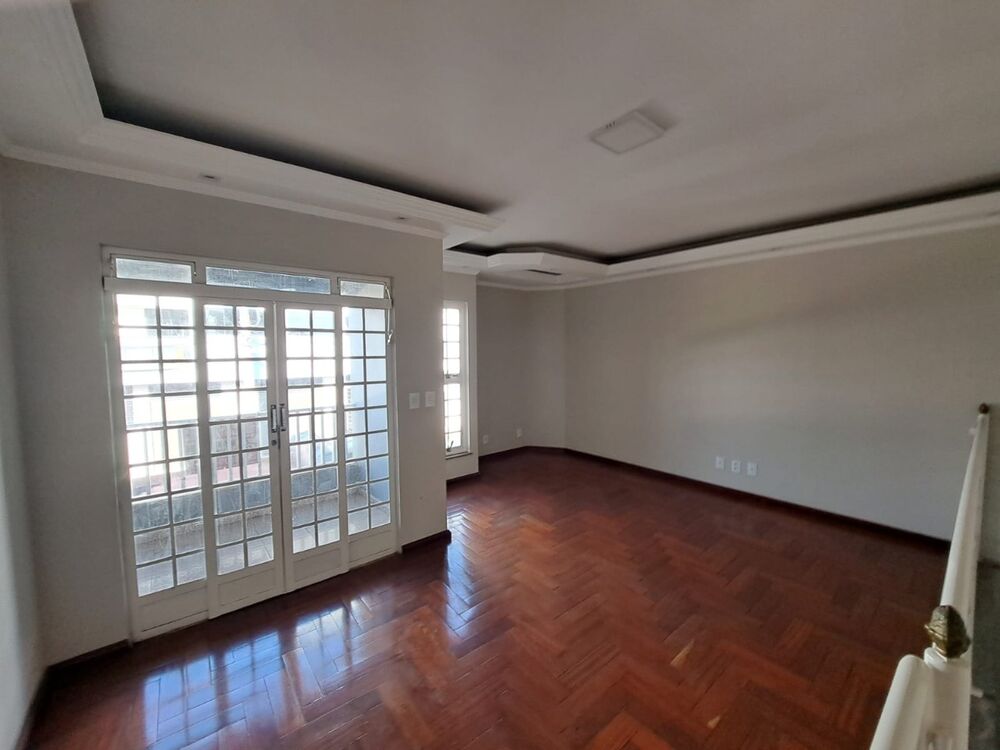 Casa à venda com 2 quartos, 119m² - Foto 1