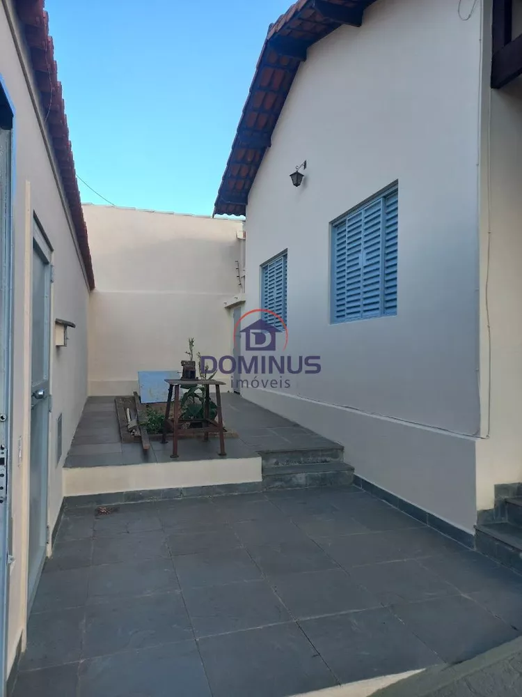 Casa à venda com 6 quartos, 300m² - Foto 3