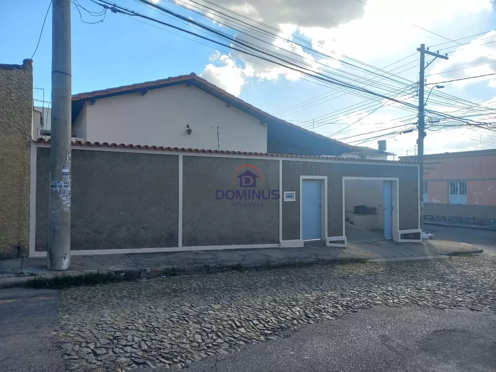 Casa à venda com 6 quartos, 300m² - Foto 1