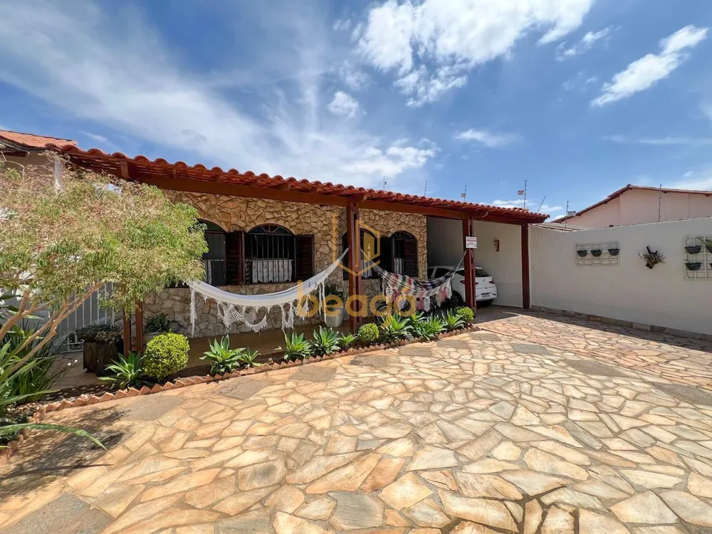 Casa, 4 quartos, 245 m² - Foto 1