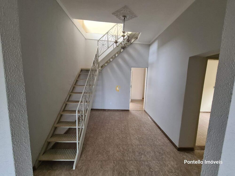Casa à venda com 4 quartos, 228m² - Foto 2