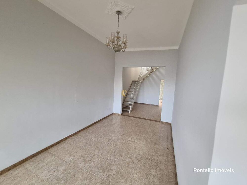 Casa à venda com 4 quartos, 228m² - Foto 1