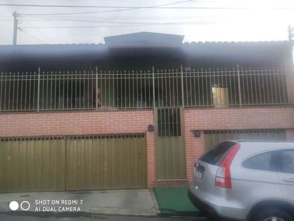 Casa à venda com 3 quartos, 420m² - Foto 1