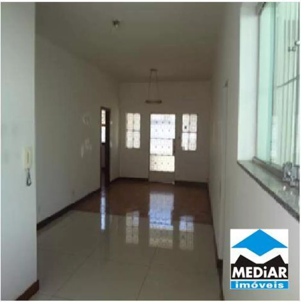 Casa à venda com 3 quartos, 180m² - Foto 1