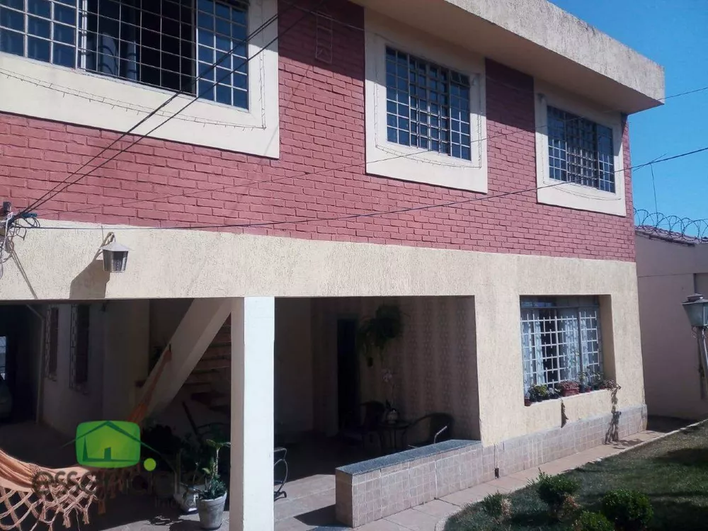 Casa para alugar com 5 quartos, 270m² - Foto 1