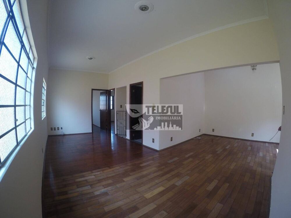 Casa à venda com 2 quartos, 200m² - Foto 1