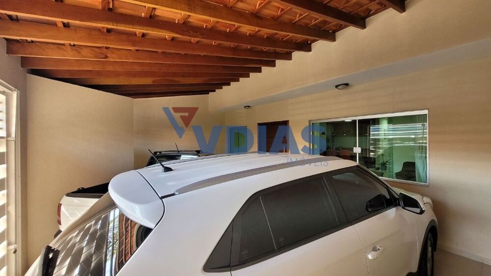 Casa à venda com 3 quartos, 204m² - Foto 1