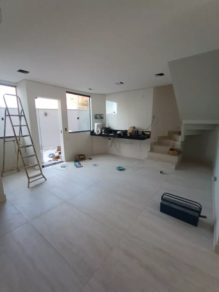 Casa à venda com 3 quartos, 90m² - Foto 2