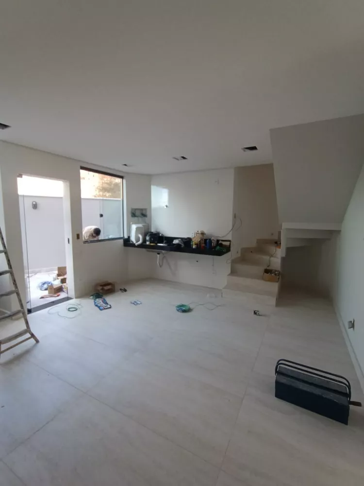 Casa à venda com 3 quartos, 90m² - Foto 1