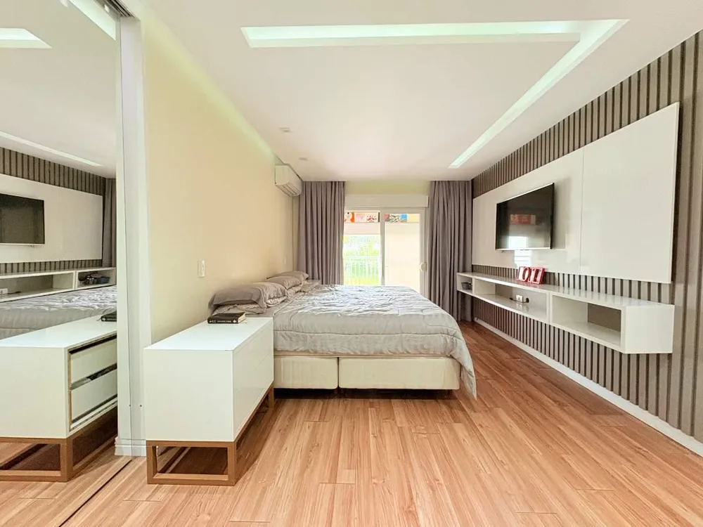 Casa, 4 quartos, 215 m² - Foto 1