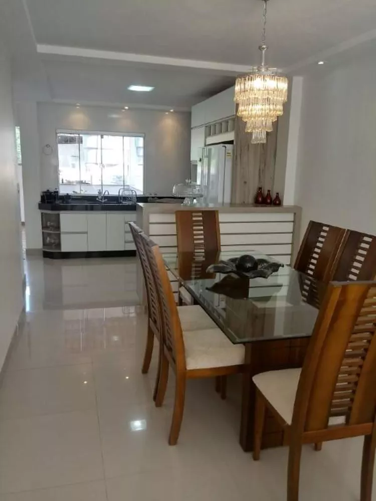 Casa à venda com 2 quartos, 210m² - Foto 2