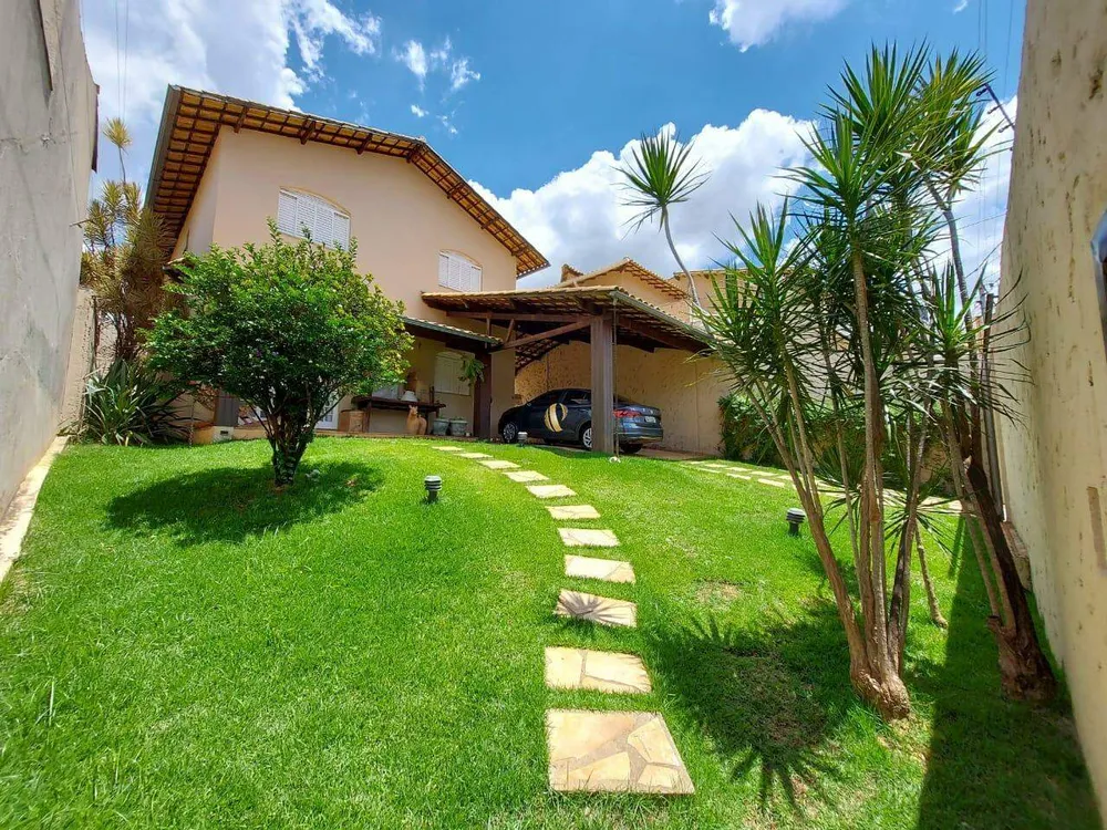 Casa, 4 quartos, 242 m² - Foto 1