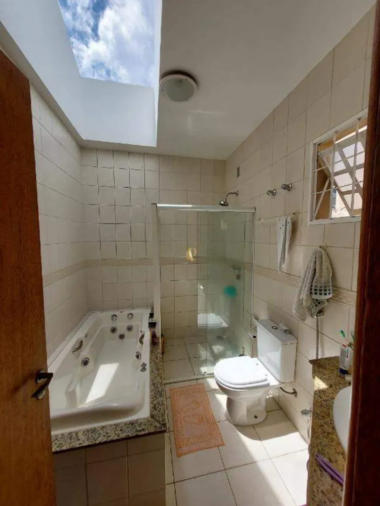Casa, 4 quartos, 242 m² - Foto 2
