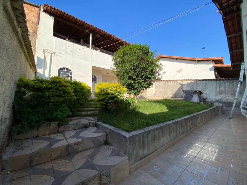 Casa à venda com 3 quartos, 360m² - Foto 1