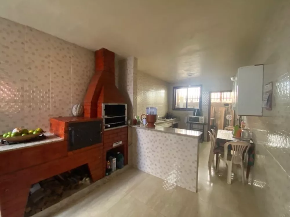 Casa à venda com 3 quartos, 217m² - Foto 1