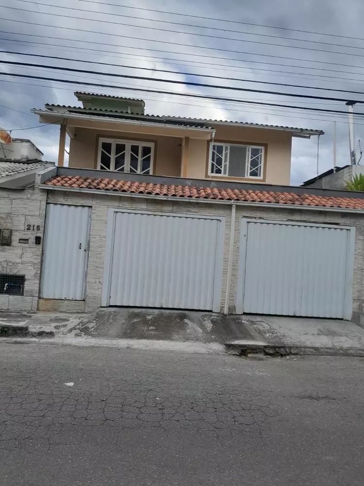 Casa à venda com 5 quartos, 200m² - Foto 1