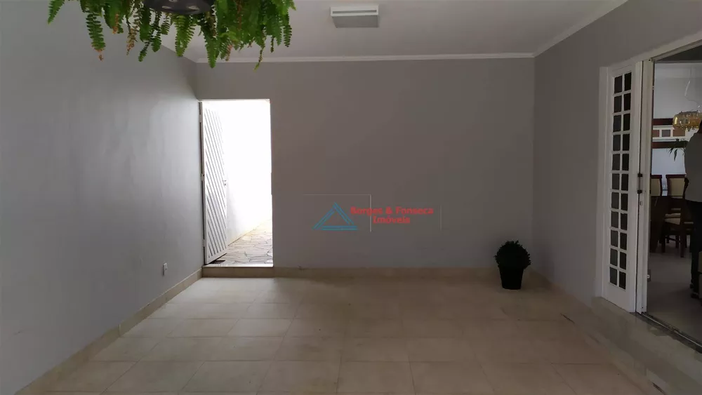 Casa à venda com 3 quartos, 300m² - Foto 2