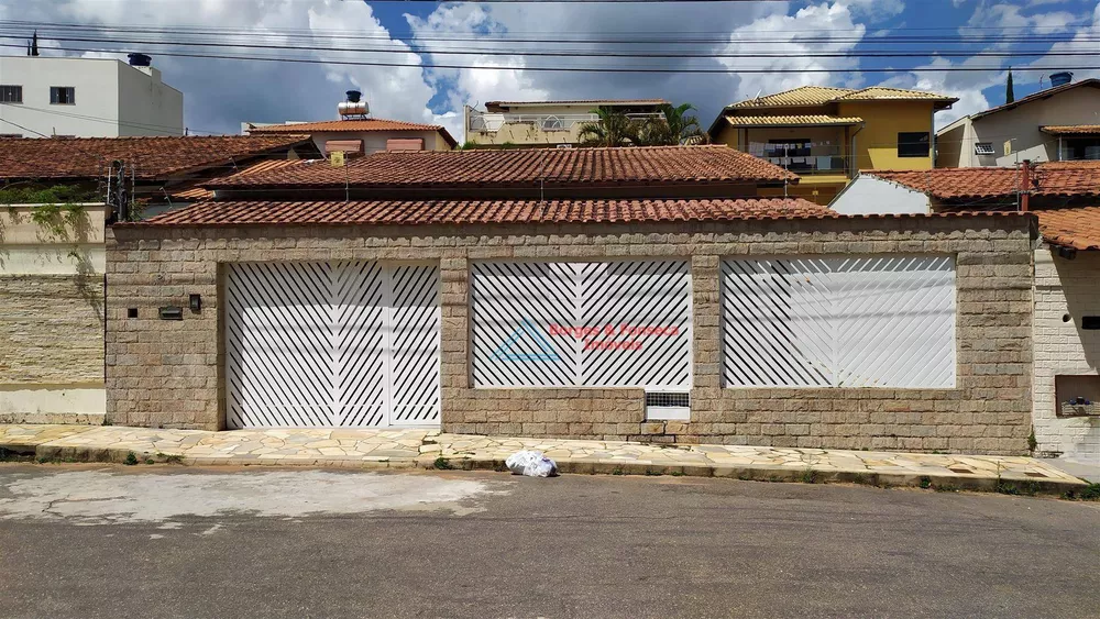 Casa à venda com 3 quartos, 300m² - Foto 1