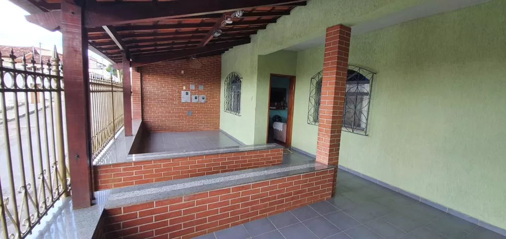 Casa à venda com 3 quartos, 300m² - Foto 1