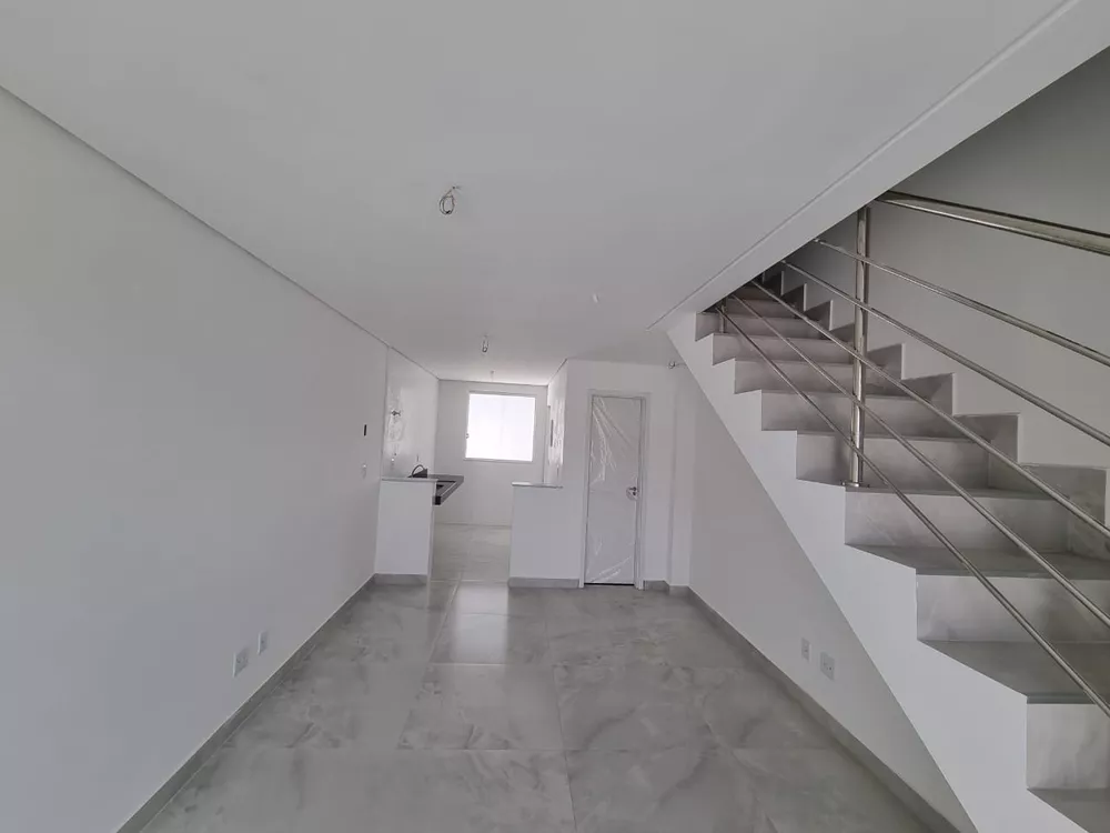 Casa à venda com 2 quartos, 64m² - Foto 1