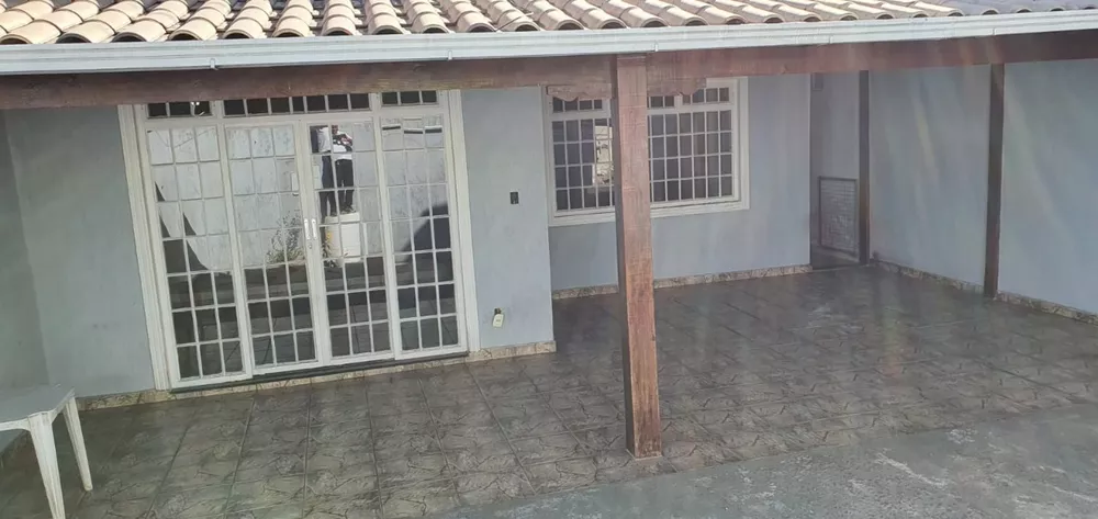 Casa à venda com 3 quartos, 200m² - Foto 1