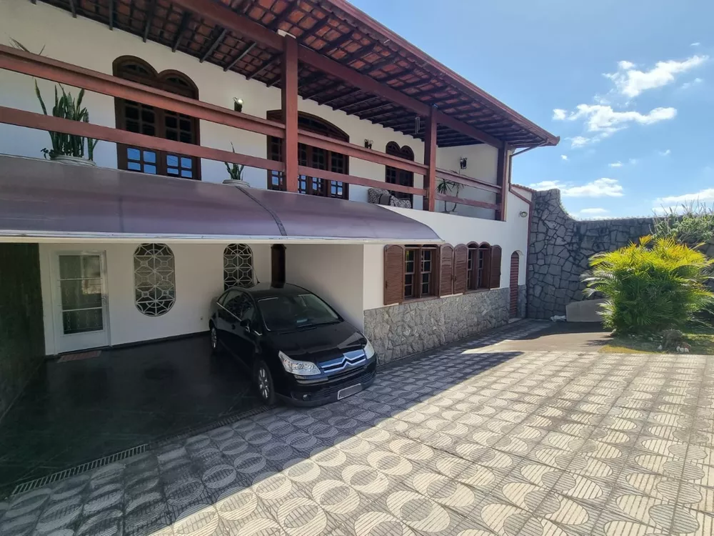 Casa à venda com 3 quartos, 263m² - Foto 1