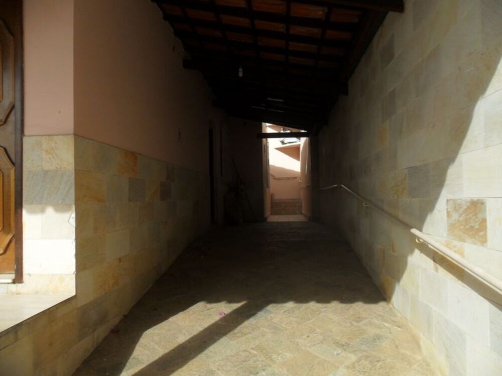 Casa à venda com 3 quartos, 242m² - Foto 3