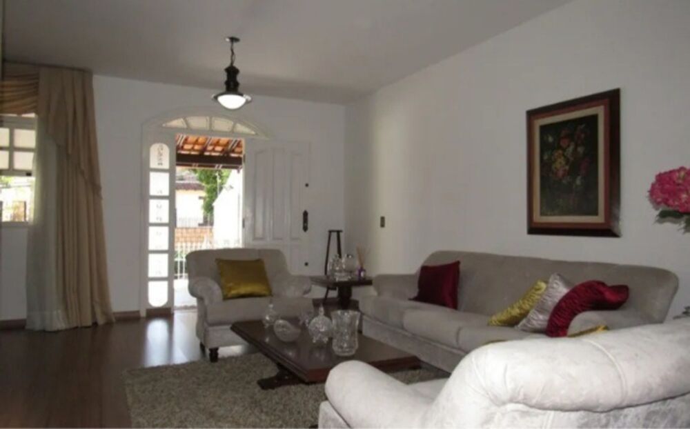 Casa à venda com 4 quartos, 285m² - Foto 1