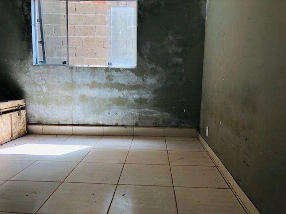 Casa à venda com 2 quartos, 200m² - Foto 1