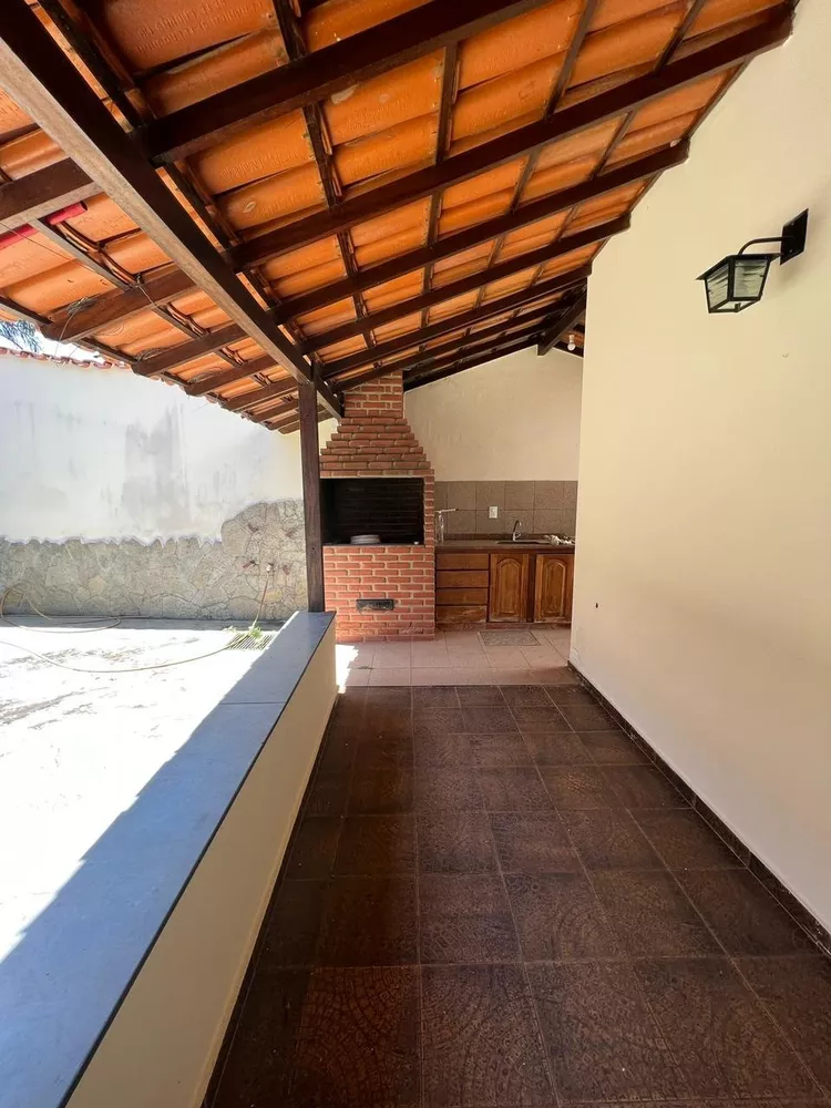 Casa à venda com 5 quartos, 225m² - Foto 3