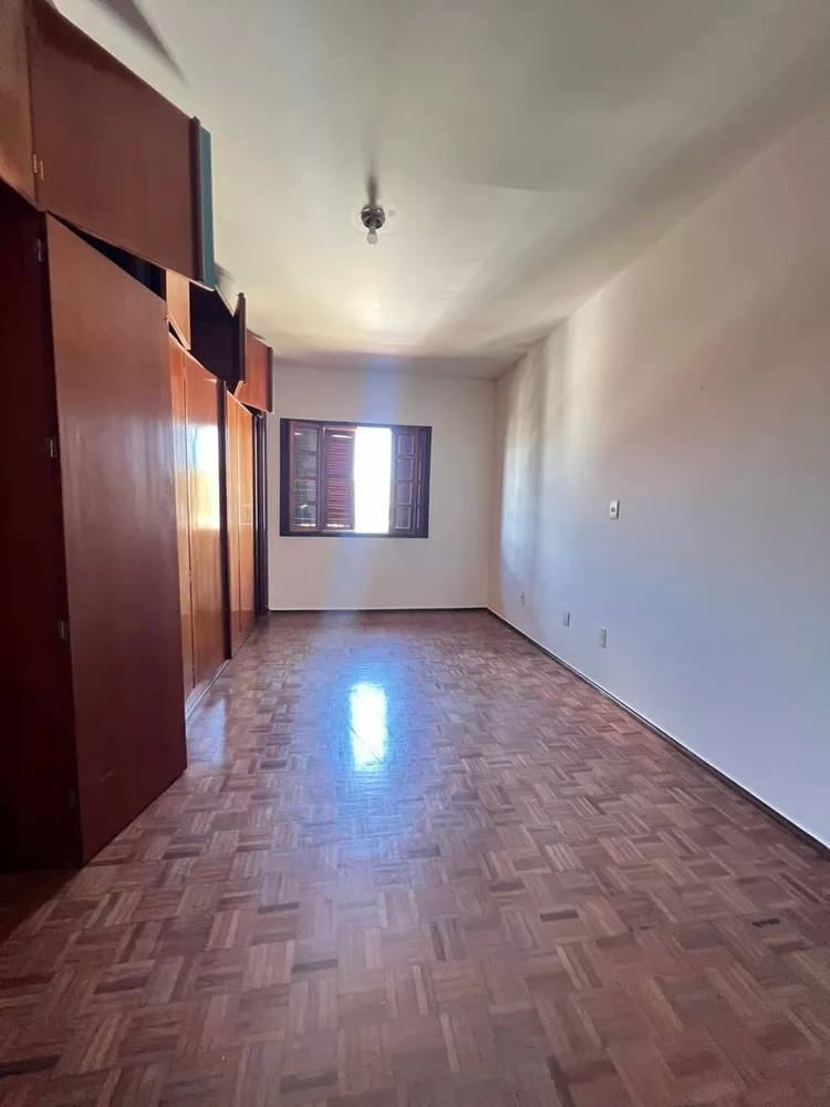 Casa à venda com 5 quartos, 225m² - Foto 13