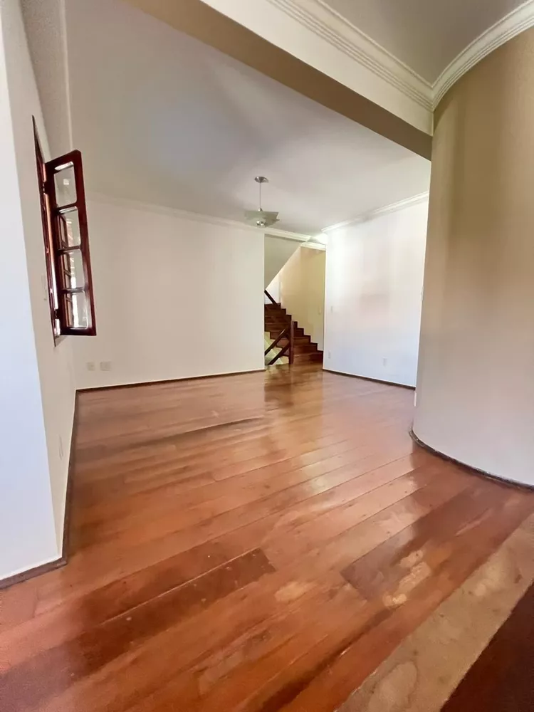 Casa à venda com 5 quartos, 225m² - Foto 1