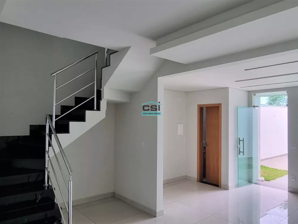 Casa à venda com 3 quartos, 105m² - Foto 1