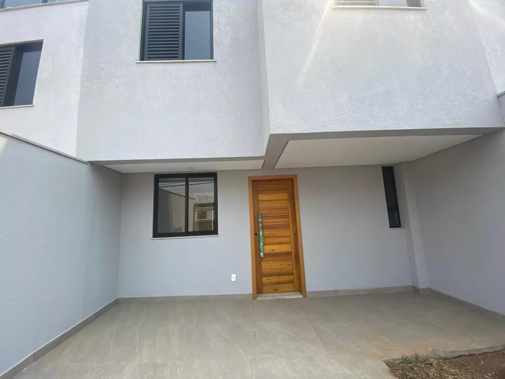 Casa à venda com 3 quartos, 76m² - Foto 2