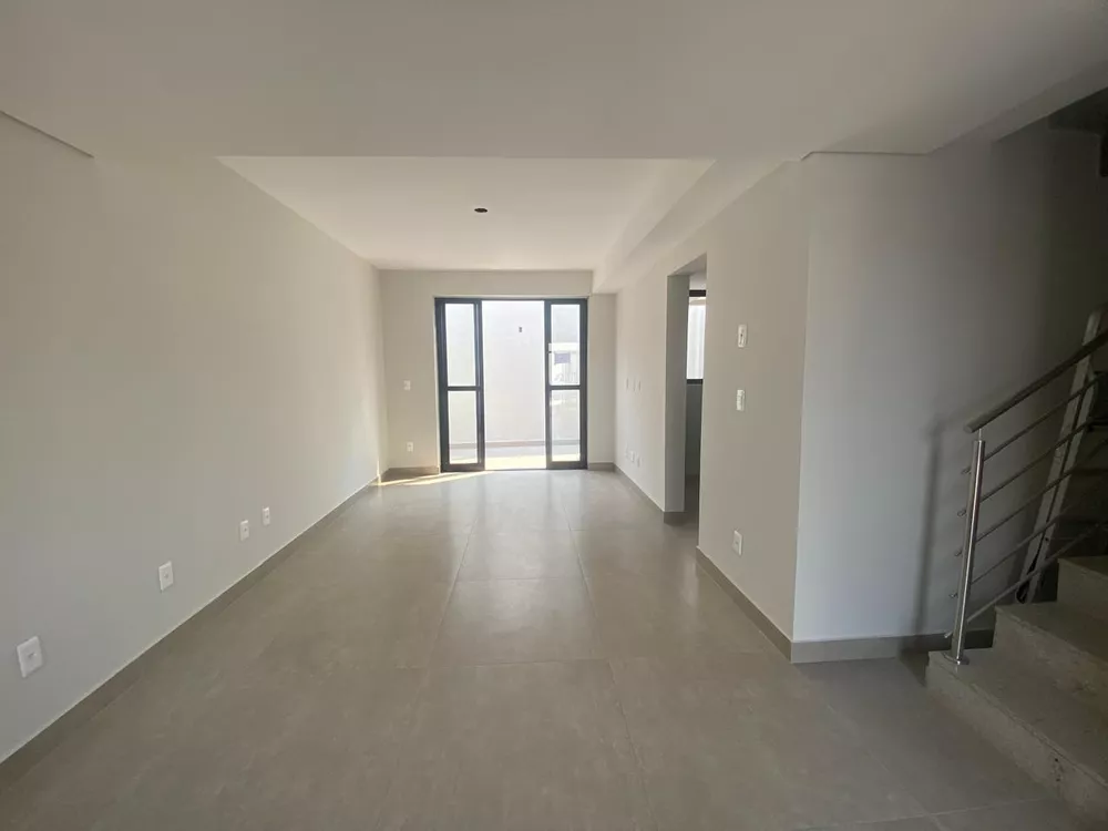 Casa à venda com 3 quartos, 76m² - Foto 1