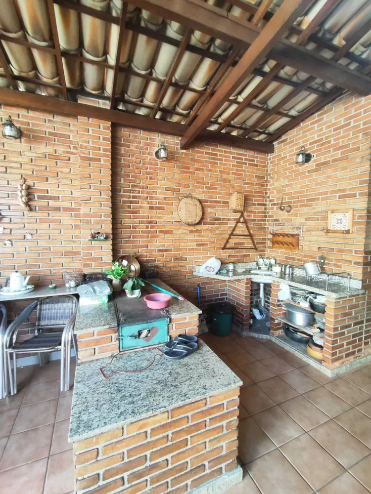 Casa à venda com 3 quartos, 240m² - Foto 2