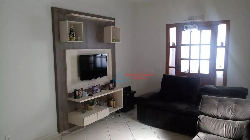 Casa à venda com 5 quartos, 250m² - Foto 2