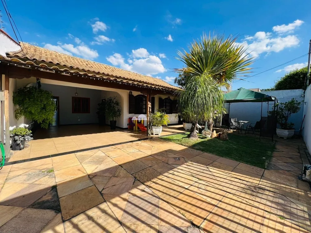 Casa à venda com 4 quartos, 360m² - Foto 1