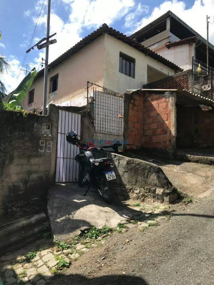 Casa à venda com 8 quartos, 200m² - Foto 2