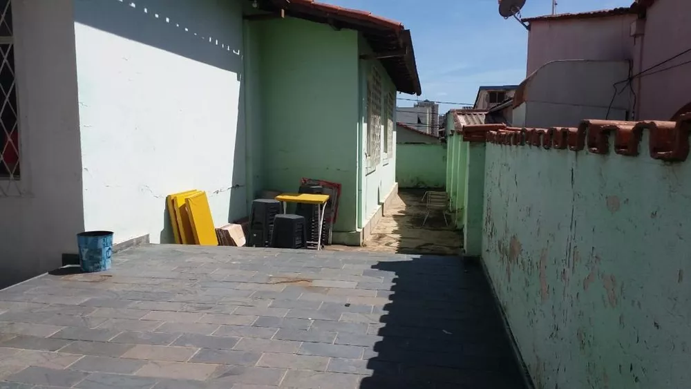 Casa à venda com 3 quartos, 200m² - Foto 1